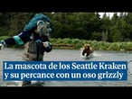 La mascota de los Seattle Kraken sufre un percance con un oso grizzly en Canadá