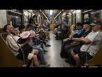 No Comment. Les Ukrainiens chantent dans le métro, en s'abritant d'une frappe massive russe