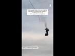 Telecamera cade da 20 metri e sfiora l'operatore a bordo campo durante la partita