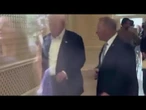 Trump, entrando alla Casa Bianca, tiene la porta aperta per il suo agente dei servizi segreti