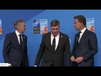 Vertice Nato, Orban scherza con Rutte e Schoof alla foto di famiglia