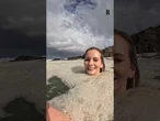 L'influencer si filma mentre nuota ma è immersa tra i liquami