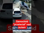 Chwile grozy we Wrocławiu. Samochód "przeleciał" nad autem