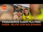 Passageiros fazem fila em avião para fazer selfie com Bolsonaro