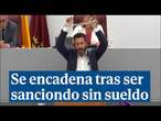 y Un diputado de Podemos se encadena las manos tras ser sancionado con un mes sin sueldo