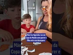 Mãe tira figurinha rara da Copa do Mundo sem querer e filho entra em desespero
