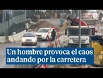Un hombre provoca el caos en el distrito de Latina andando por la carretera