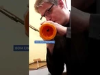 Dieser Musiker präsentiert buchstäblich frische Klänge, als Teil des Londoner Gemüseorchesters.