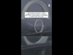 Un fulmine sembra attraversare un ponte durante una tempesta in Cina