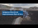 Un dron capta un impresionante flujo de lava cortando una carretera de Islandia por la erupción de u