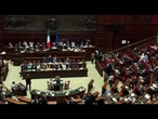 Meloni manda baci verso i banchi del Centrodestra al termine del suo intervento al Senato