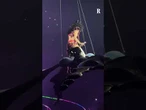 Katy Perry rischia di cadere da una farfalla gigante durante un concerto