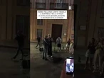 Concerto a sorpresa e urla dei fan a Siviglia: Robbie Williams canta Angels con l'artista di strada