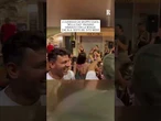 Un gruppo canta "Bella ciao", passano Vannacci e la moglie che fa il dito medio
