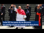 El Papa León XIV lee parte de su discurso en catalán desde la Catedral de Barcelona
