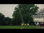 Il saluto di Trump alla nuova bandiera Usa installata nel giardino della Casa Bianca