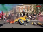 Roma, il CORTEO antifascista sparge letame davanti al ministero dei Trasporti
