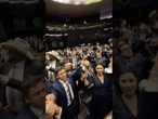 Câmara aprova urgência do PL da Anistia e bolsonaristas comemoram rezando Pai Nosso #shorts #news