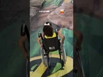 Menina em cadeira de rodas emociona ao encontrar imagem de Neymar na rua