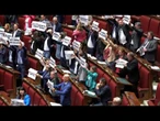 "La democrazia non si piega", è bagarre in Aula su Dl sicurezza, M5s espone cartelli dai banchi