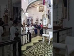 L'alluvione non ferma il matrimonio: una coppia si sposa in una chiesa allagata nelle Filippine