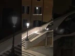 Homem de 80 anos tenta descer Escadaria Espanhola em Roma com Mercedes; veja vídeo