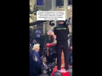Il combattente Josh Hokit mette al collo di Trump la sua catena dorata
