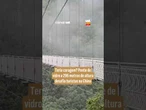 Teria coragem? Ponte de vidro a 296 metros de altura desafia turistas na China