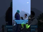 Homem pede namorada em #casamento no momento em que #vulcão entra em erupção na Guatemala #shorts