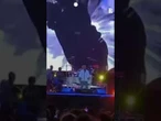 Venditti a Bari invita sul palco Cinza, la ragazza autistica che aveva insultato "per sbaglio"