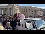 Papa Leone XIV benedice due neonati. I genitori americani: "Fantastico"