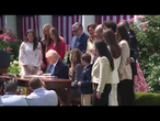 Trump firma la legge voluta da Melania contro il revenge porn nel Giardino delle Rose