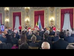 Applauso e standing ovation per il Papa al Quirinale, poi la stretta di mano con Mattarella