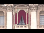 Il balcone centrale della Basilica di San Pietro si prepara in vista del conclave
