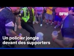 Un policier américain jongle devant des supporters à Boston