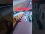 Prova a salire su un treno in corsa in India ma sciovola: salvata da un poliziotto