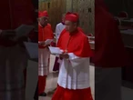I cardinali in processione entrano nella Cappella Sistina per l'inizio del Conclave