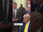 ¿Se duerme Donald Trump en esta rueda de prensa?