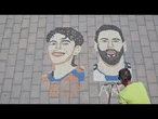 Artista de mosaicos do Kosovo homenageia os jogadores Messi e Yamal antes da final da Copa | AFP