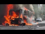 Belfast a fuoco: bus, auto, case in fiamme e proteste anti-migranti dopo il fermo di un sudanese