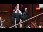 Magi in Aula vestito da fantasma protesta contro invito ad astensione al referendum, espulso di peso