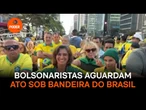 Bolsonaristas aguardam ato sob bandeira do Brasil