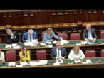 Dal prendere appunti al sistemarsi i capelli, i gesti di Meloni durante discussione alla Camera