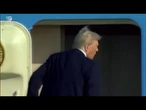 Trump fa il suo consueto gesto con il pungo prima di prendere il volo per l'Egitto