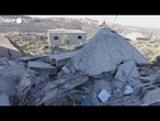 Gaza, palestinesi tra le macerie delle case distrutte ad Urif