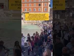 Barche di carta con i colori della bandiera palestinese nella Fontana di Trevi