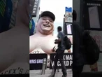 Un enorme Elon Musk inflable en Times Square para denunciar las imágenes sexualizadas de Grok