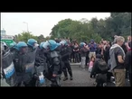Corteo pro Gaza in Tangenziale est a Milano, la Polizia abbassa gli scudi, i manifestanti applaudono