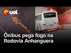 Ônibus pega fogo na Rodovia Anhanguera e provoca interdição em trecho da via, em São Paulo