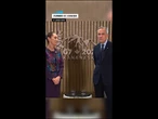 CLAUDIA SHEINBAUM le regala un balón de futbol a MARK CARNEY #shorts
